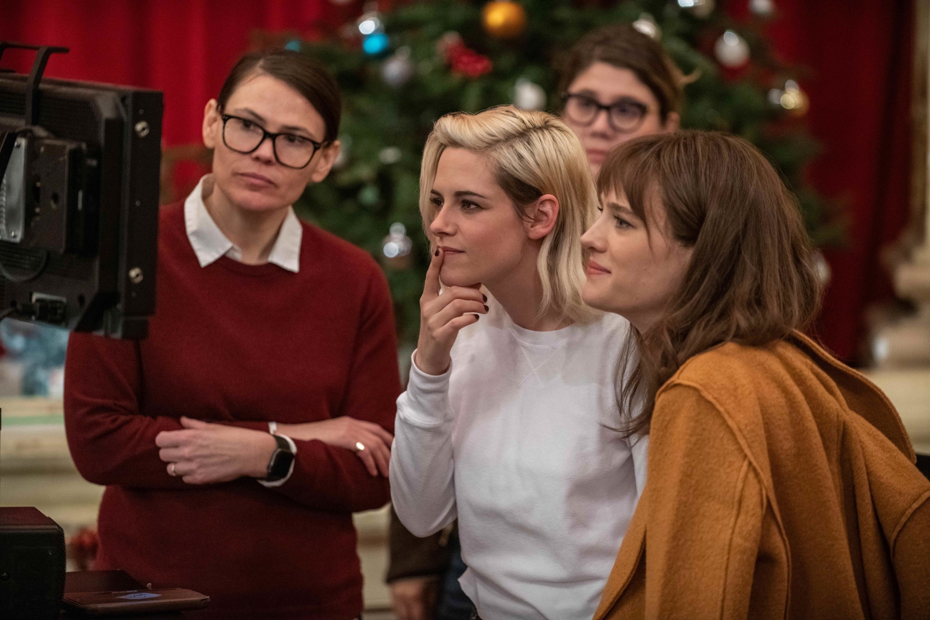 Clea Duvall, Kristen Stewart, e Mackenzie Davis atrás das câmeras