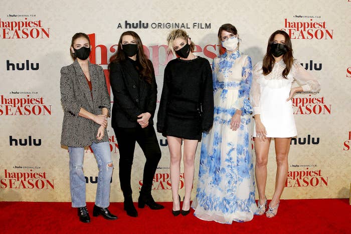 五名妇女站在红地毯首映的电影最快乐的季节