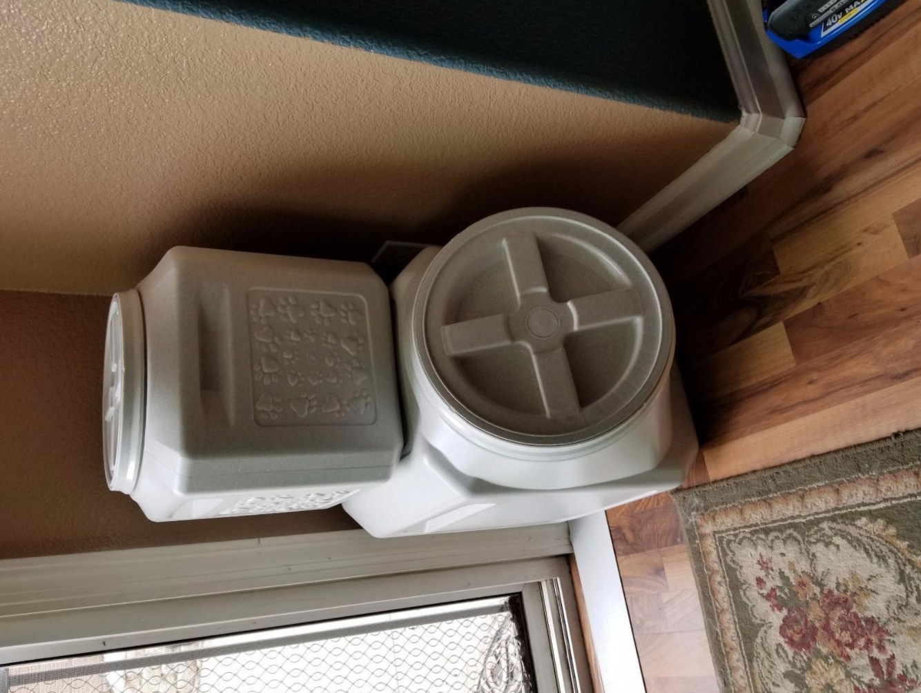 The pet food storage container