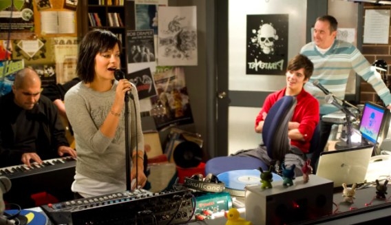 Lily Allen sings on the set of Neighbours 