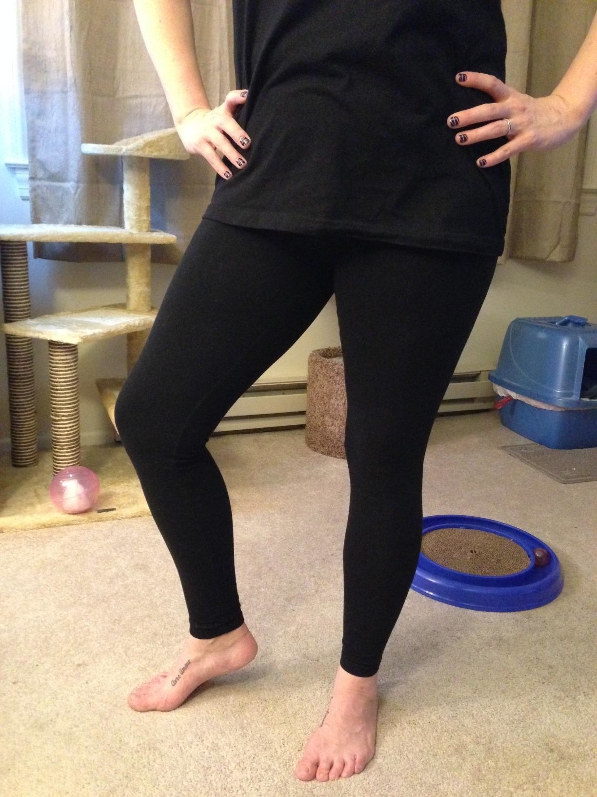 A reviewer wearing the leggings in black