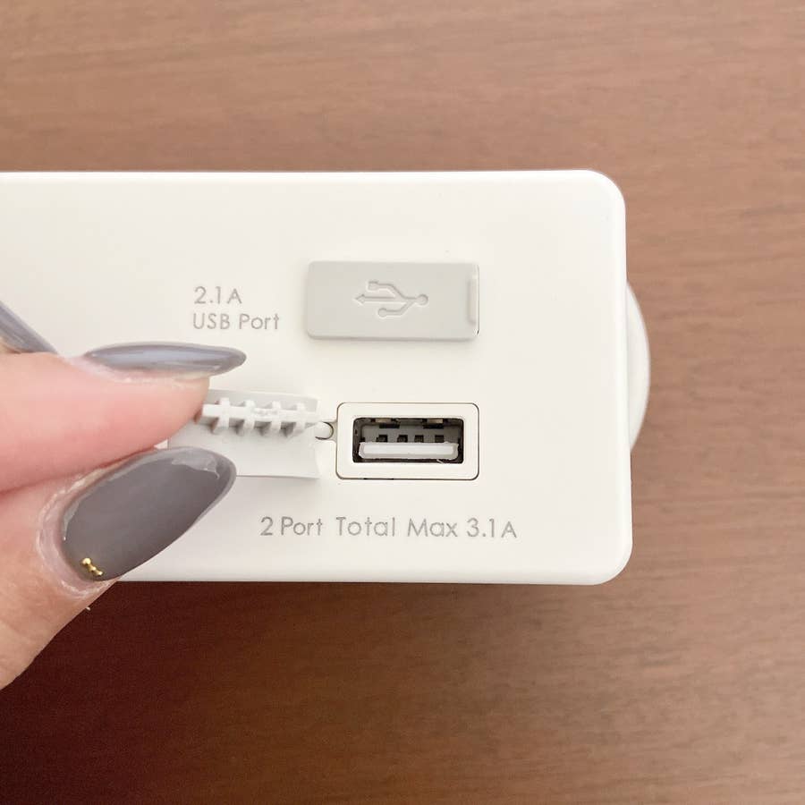 コンセント足りない問題が一気に解決したよ ダイソーの 4台同時に充電できる電源タップ がめちゃくちゃ優秀です