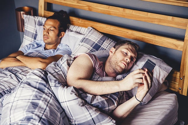 彼氏から 男友達とベッドで寝るからソファで寝て と言われた 私はどうするべき