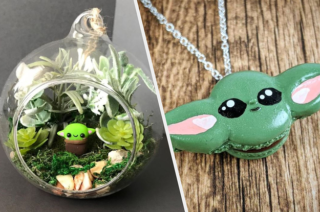 Eine Kette mit einem Baby Yoda-Anhänger in Form eines Macarons und ein kleines Terrarium, mit einem kleinen Baby Yoda darin.