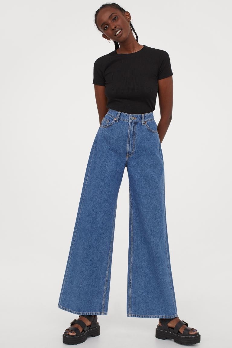 Model wearing the wide-legged blue jeans 