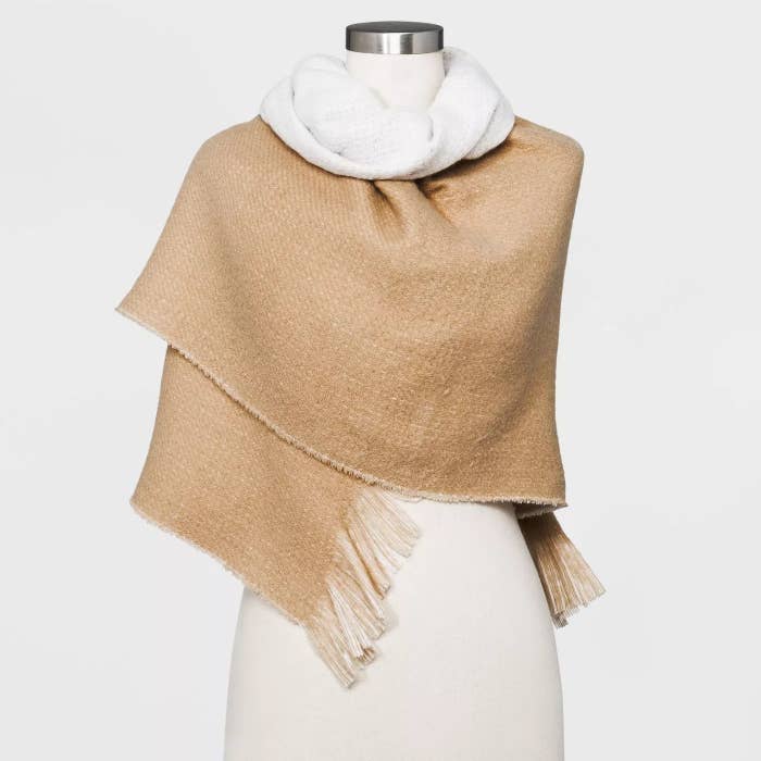 The blanket scarf in brown
