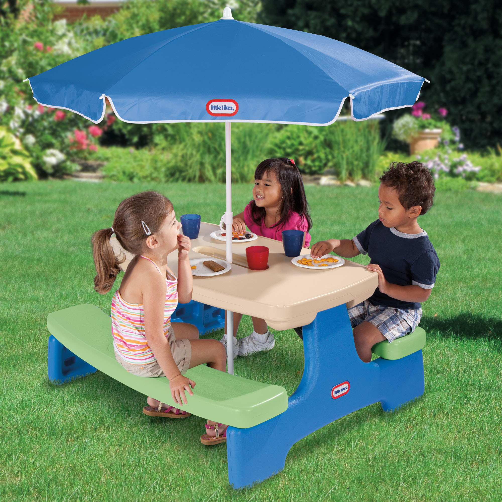A group of children eating at the picnic table