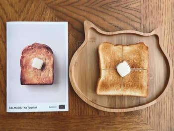 A reviewer's photo comparing their toast to the display photo of toast on the Balmuda box