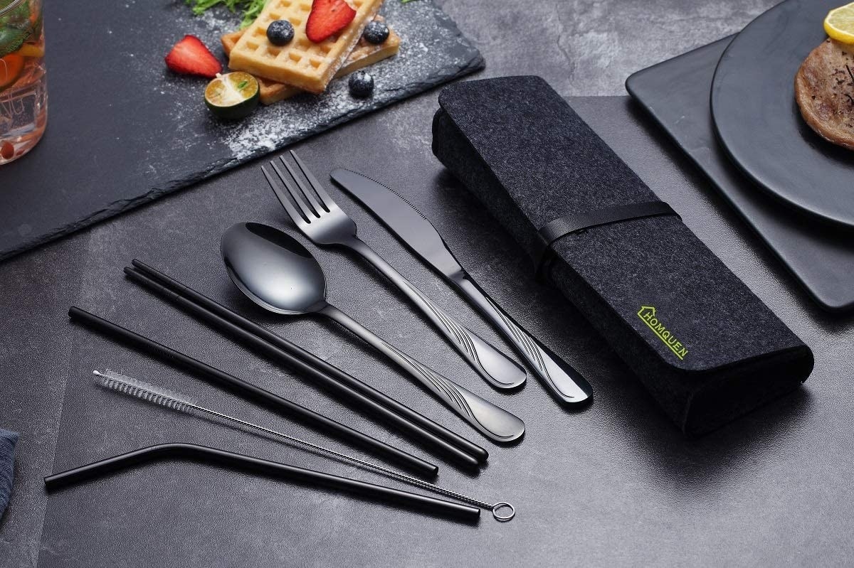 The set of cutlery next to its compact case
