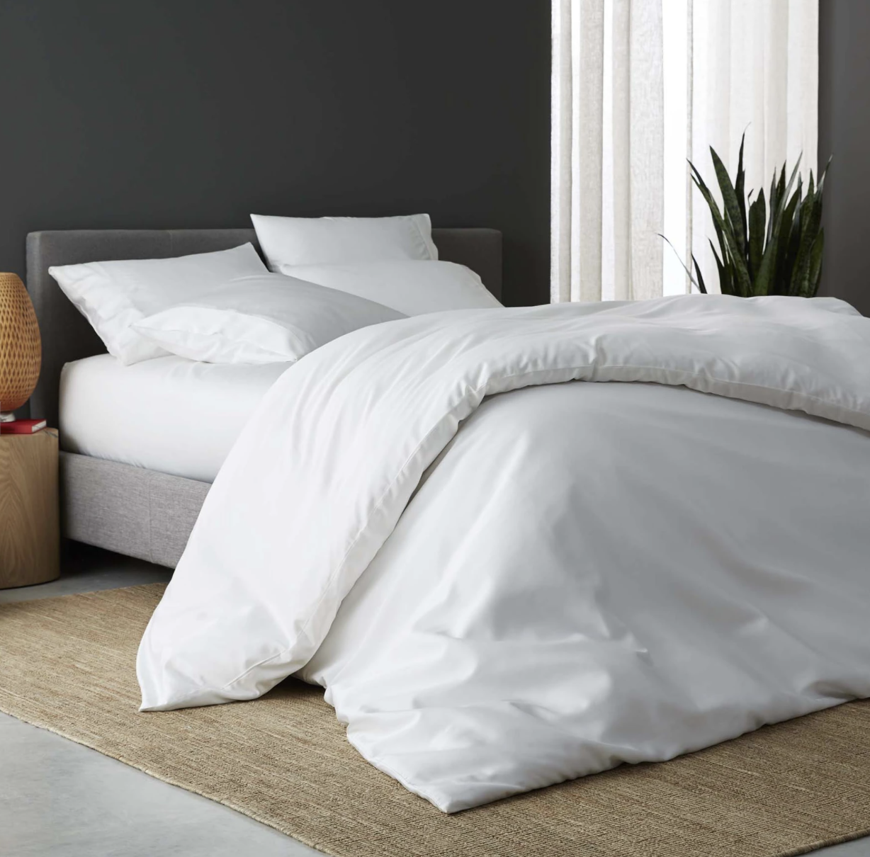 Bed with white Sijo duvet cover and sheet set