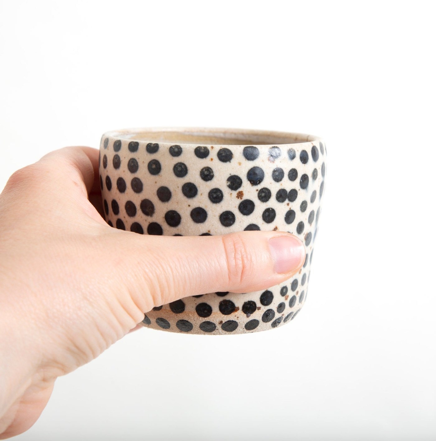 The ceramic tumbler with black dolka dots