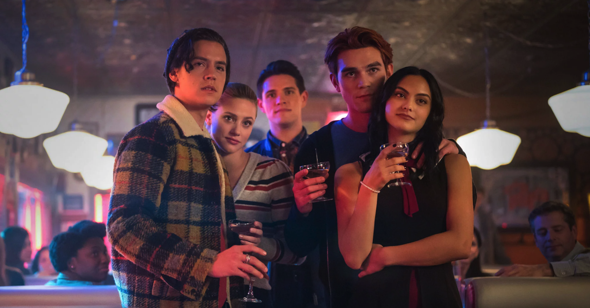 Jughead, Betty, Kevin, Archie and Veronica having a drink in Pop&#x27;s