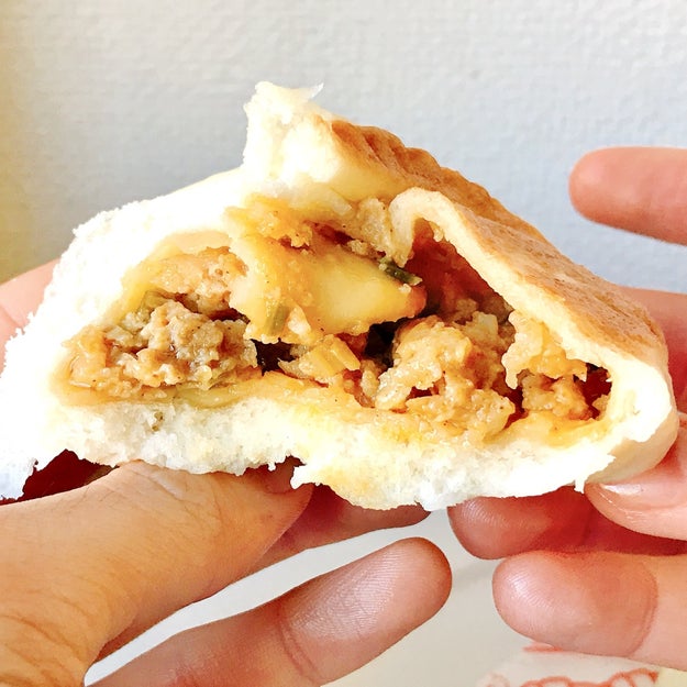 もちもち皮が最高 ファミマの 餃子まん が想像以上に餃子でビックリした Buzzfeed Japan ファミマに 餃子まん が登場していました ｄメニューニュース Nttドコモ