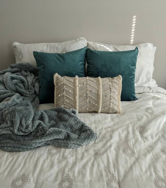 A reviewer&#x27;s pillow shams in teal