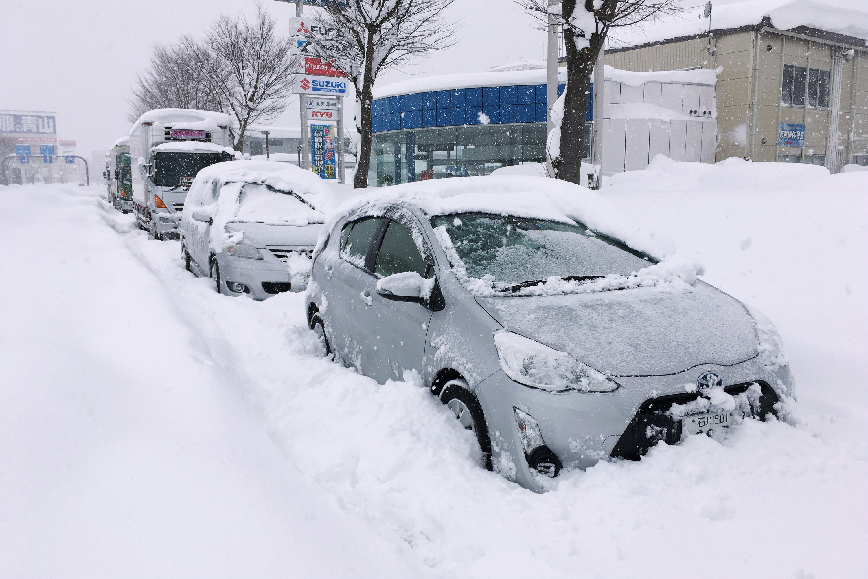 もし 大雪で車が立ち往生したら 命を守るため 知っておきたい2つのこと