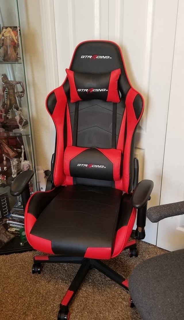 房间内有黑色和红色的椅子