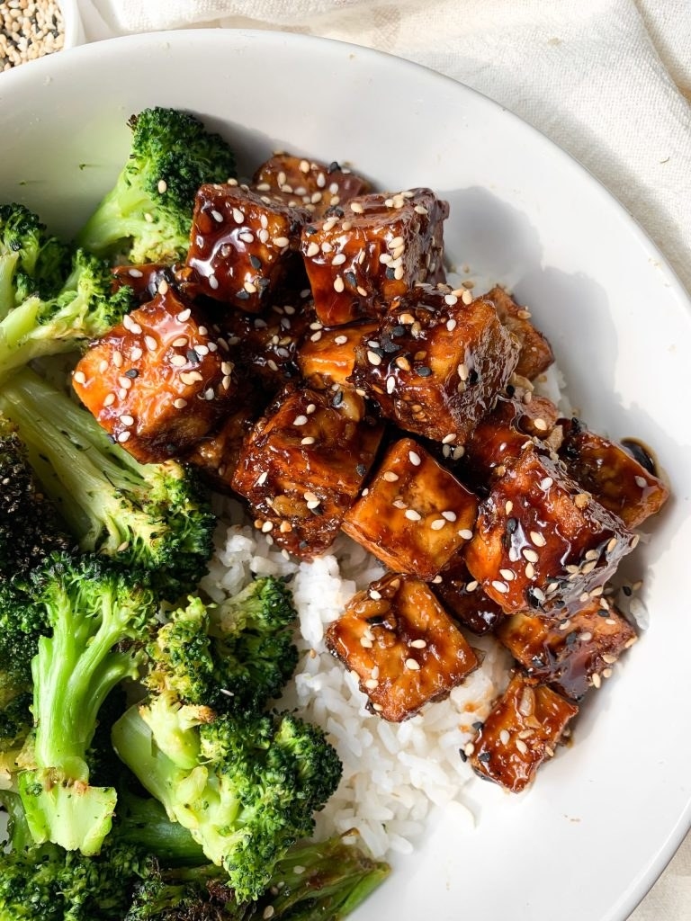 Crispy sesame tofu with broccoli and white rice.
