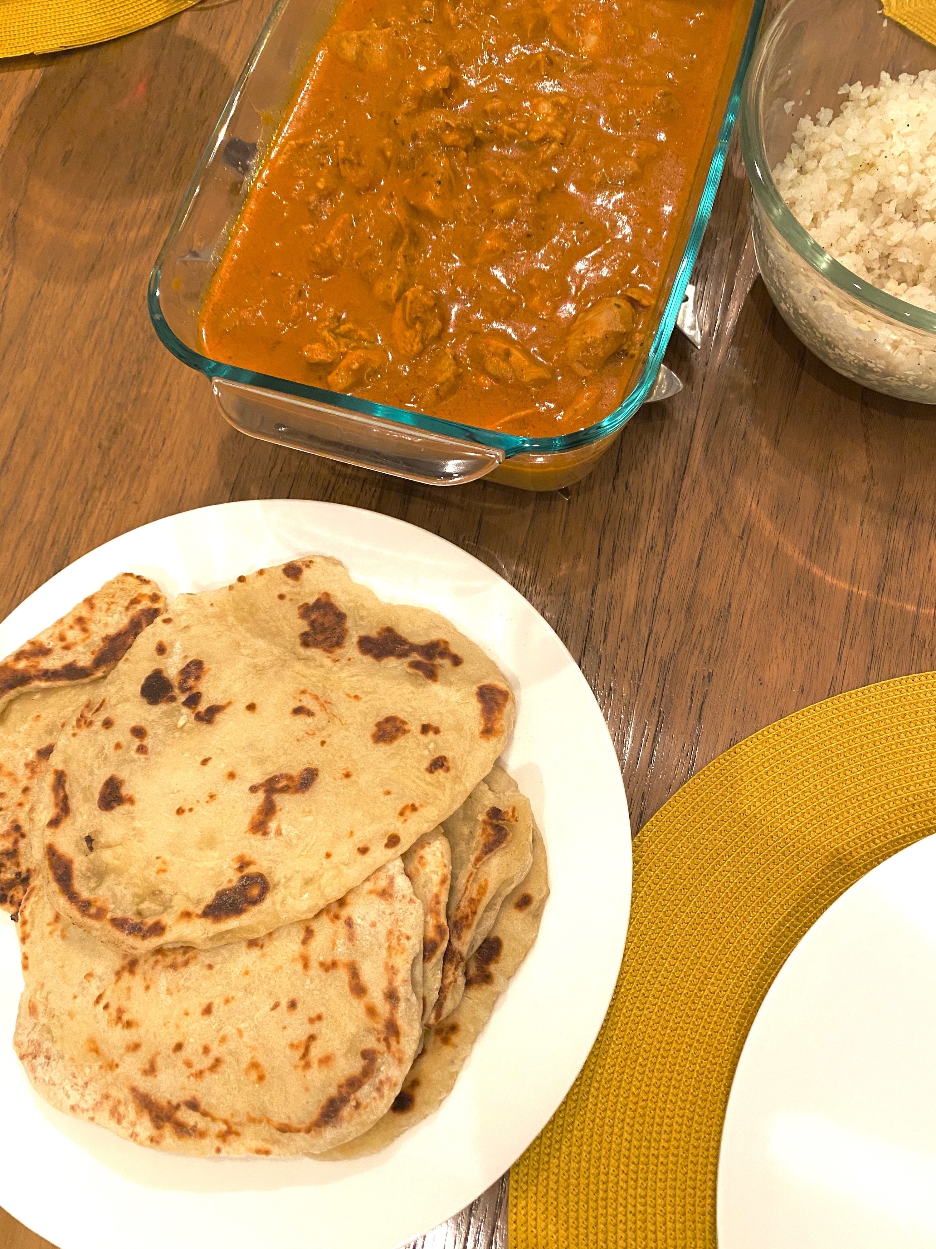 由印度风格的盛宴，带有自制的naan和鸡肉tikka masala。