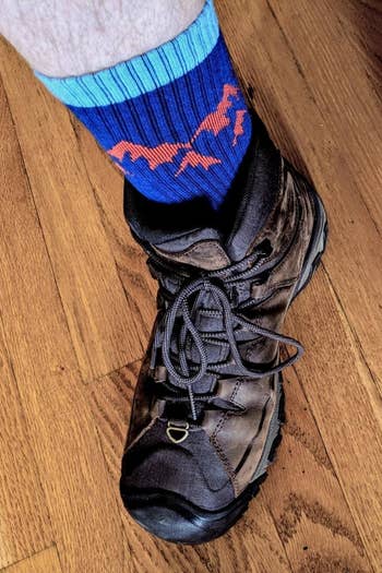 Reviewer wearing the cobalt blue and teal socks that have a mountain design at the top
