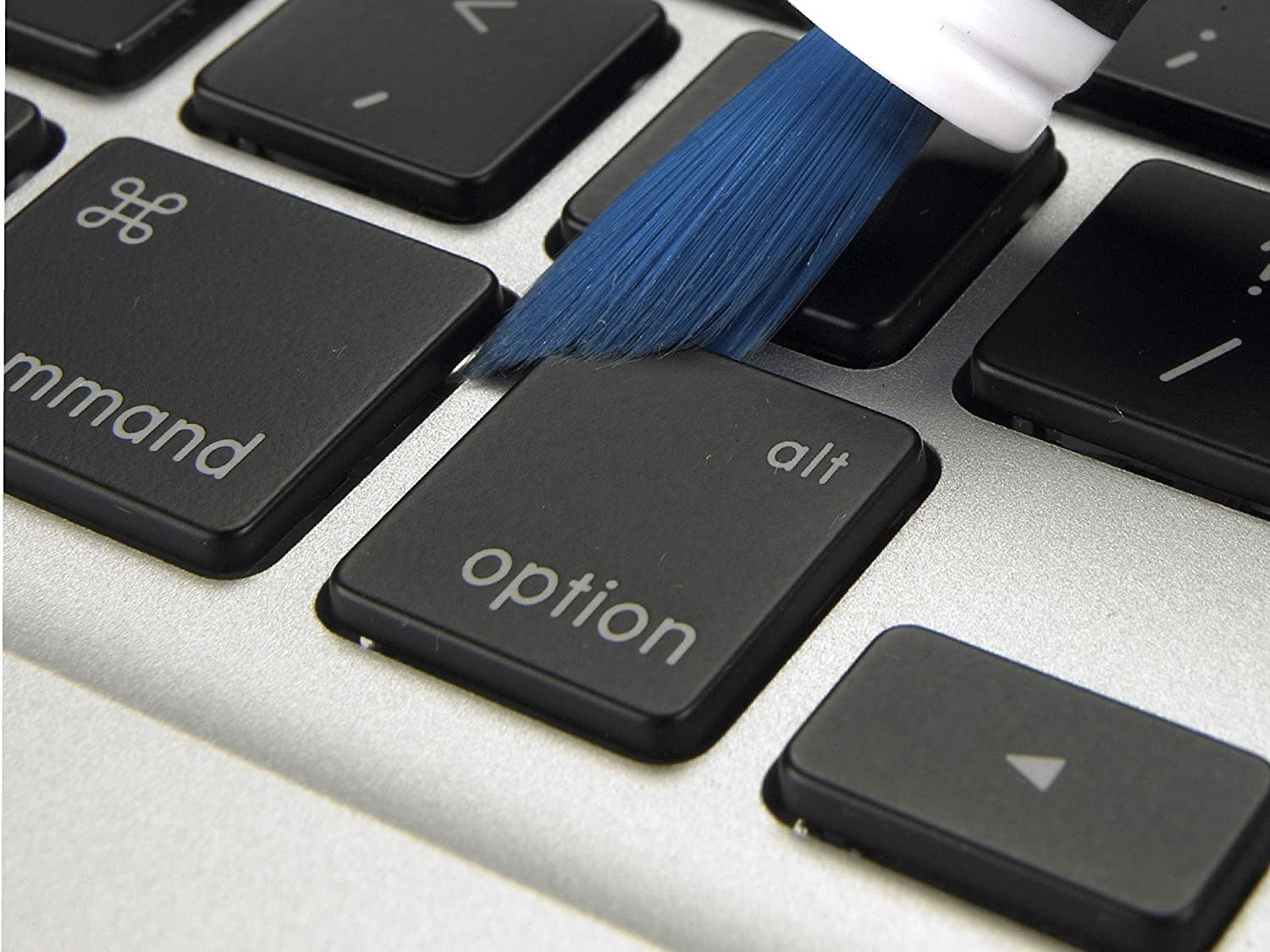 Cleaning pen brush cleaning between keyboard