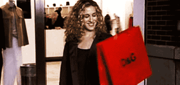 Carrie Bradshaw holding a shopping bag