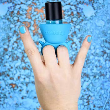 A model with the blue version showing how it connects on the hand from the side 