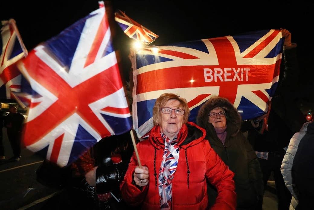 영국 국기 앞에있는 두 명의 여성 중 하나는 & quot; BREXIT & quot;