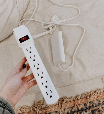 reviewer holding the power strip 