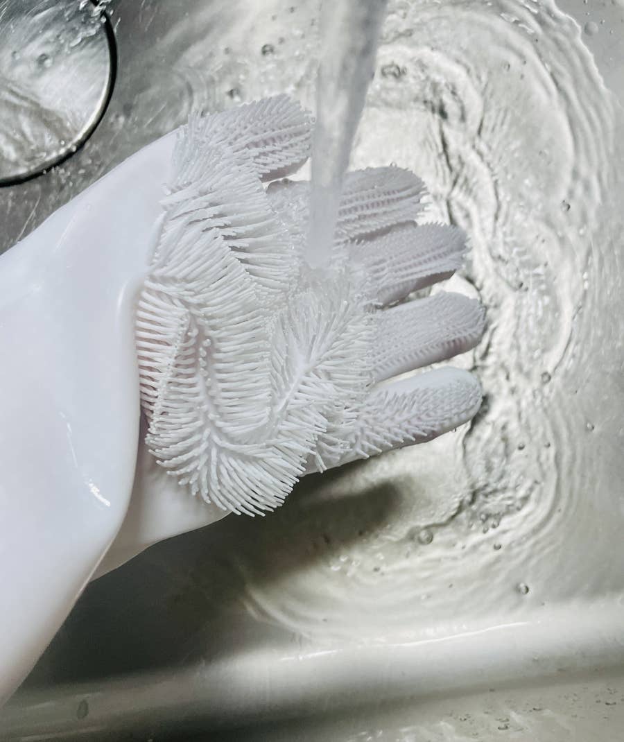 3coinsの ブラシ手袋 が天才的 手を濡らさずに洗い物ができちゃいます