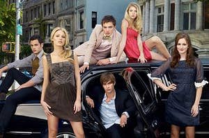 An image of the season 1 Gossip Girl cast sitting in, on, and around a limo.