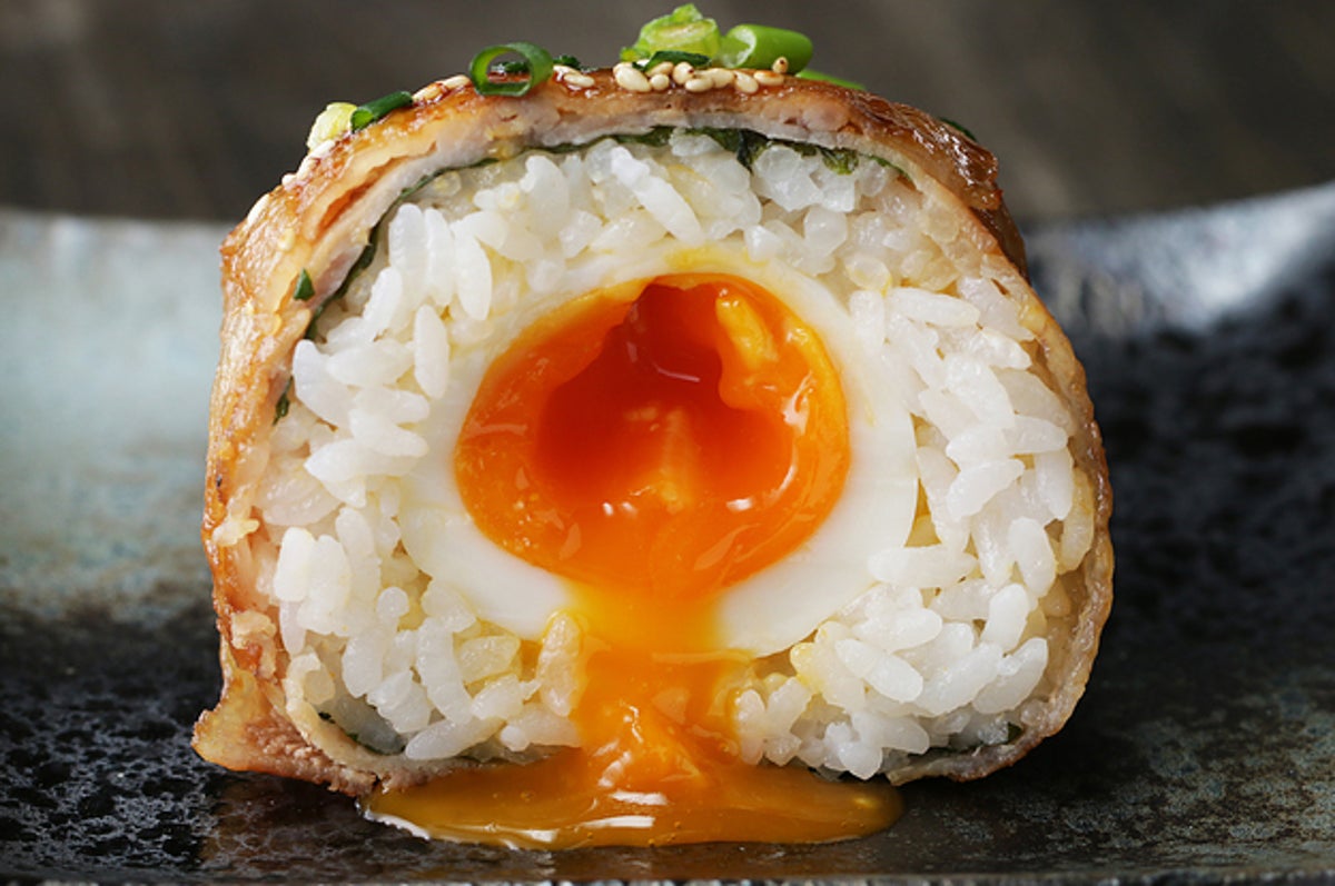 半熟卵がとろーり 大きな肉巻きおにぎり