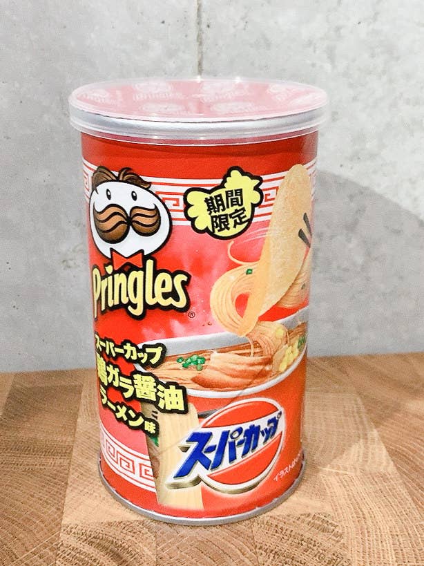 再現度高すぎじゃない プリングルズの 期間限定チップス まさかのラーメン味なんだけど