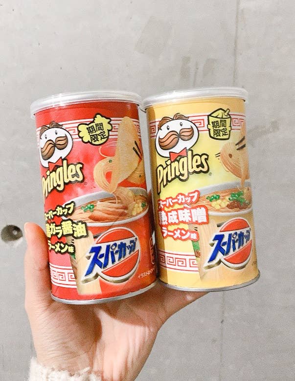再現度高すぎじゃない プリングルズの 期間限定チップス まさかのラーメン味なんだけど