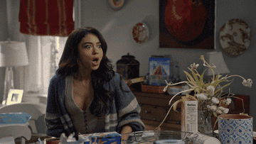 a gif of sarah hyland saying &quot;oooh&quot;