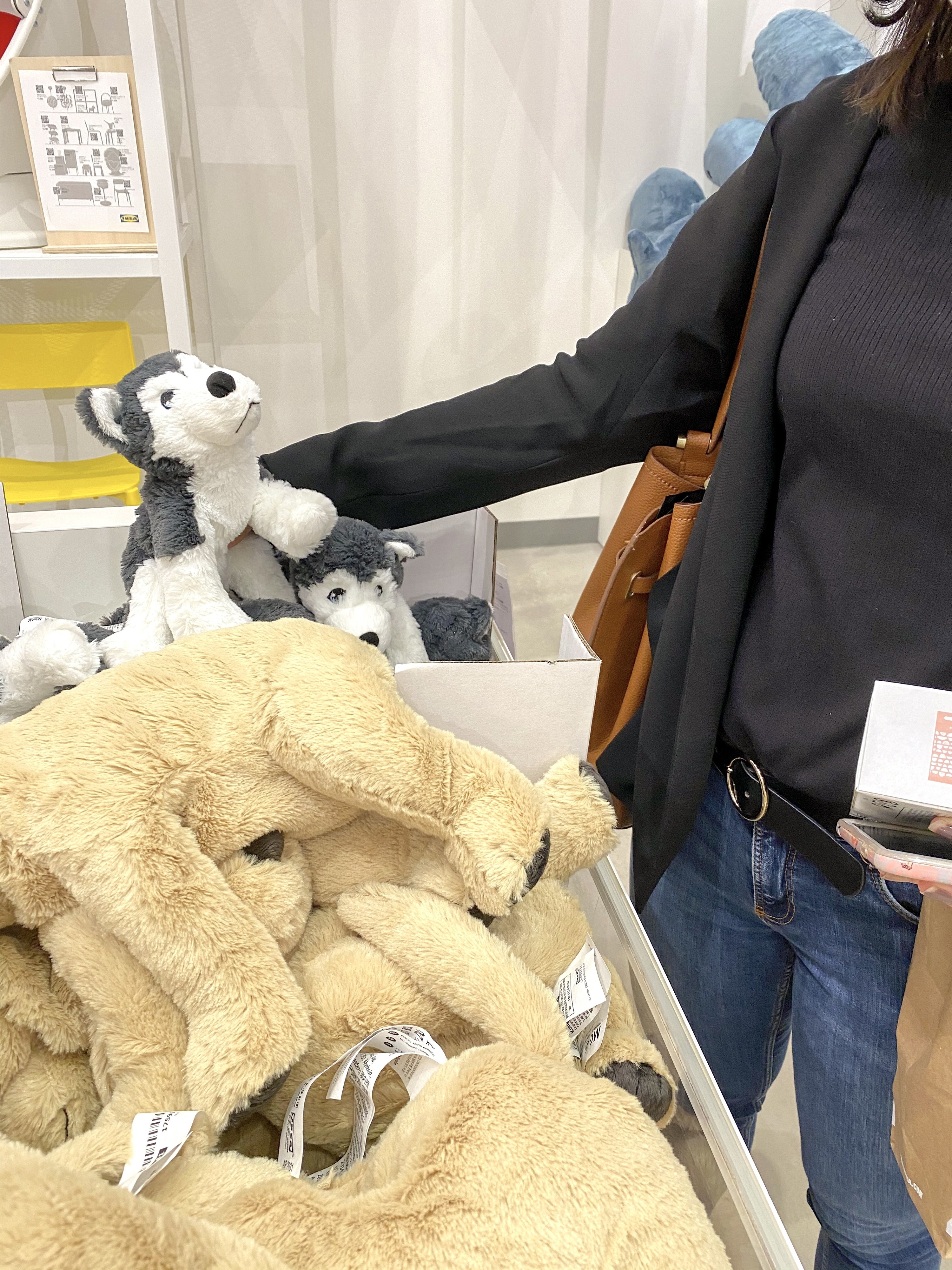 思わず足を止めちゃった。IKEAで出会った「子犬のぬいぐるみ」が可愛