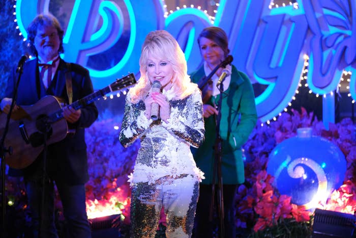 CHRISTMAS AT DOLLYWOOD, Dolly Parton