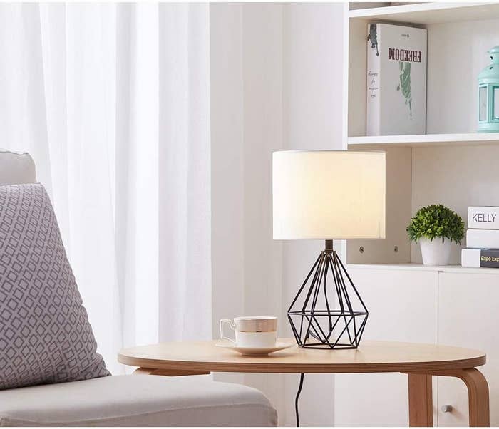 the black SOTTAE Modern lamp on an accent table