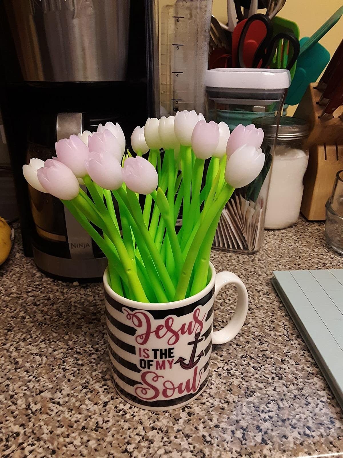 reviewer image of a pack of yarahchel color changing flower pens in a mug