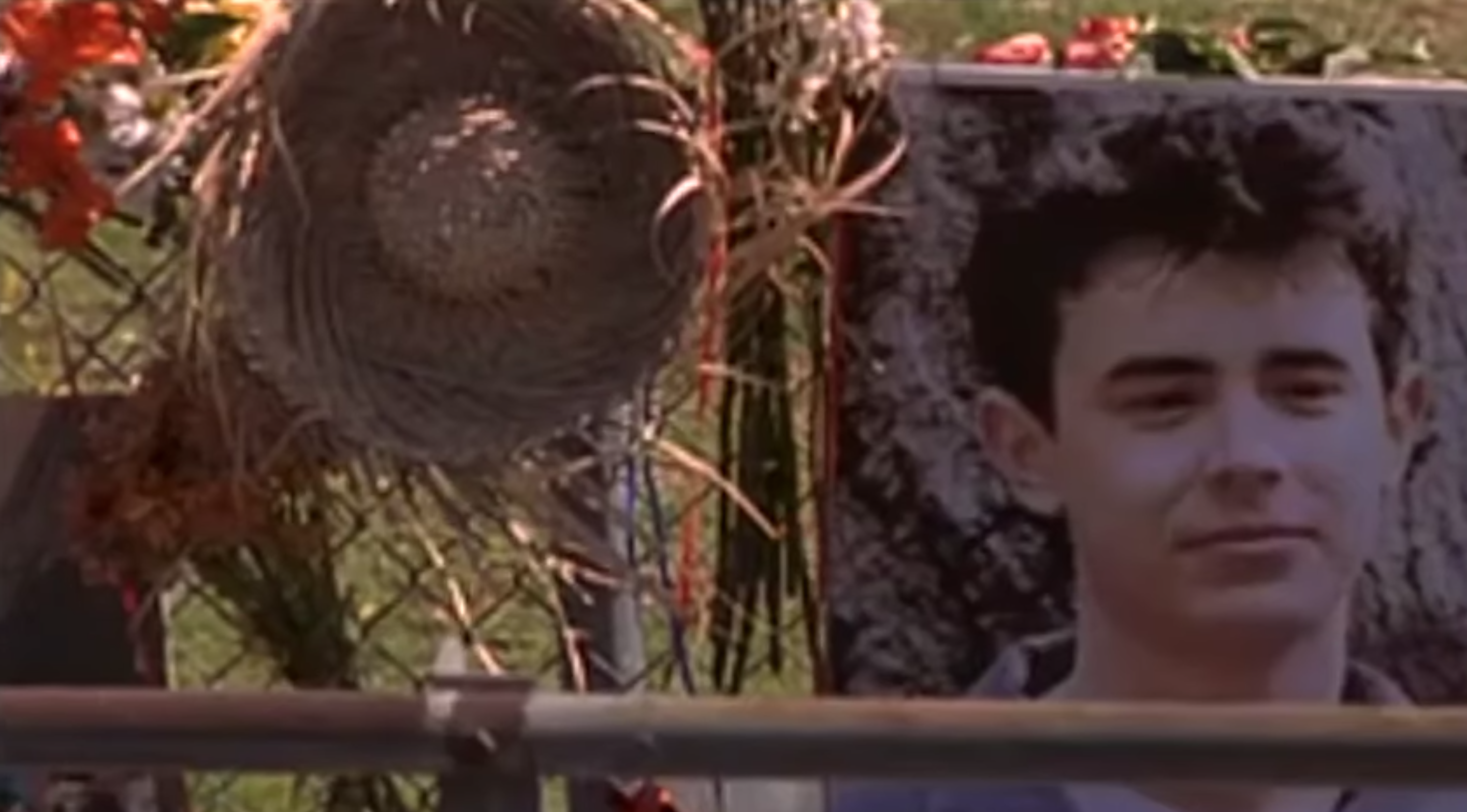 Colin Hanks as Alex Whitman in the show &quot;Roswell.&quot;
