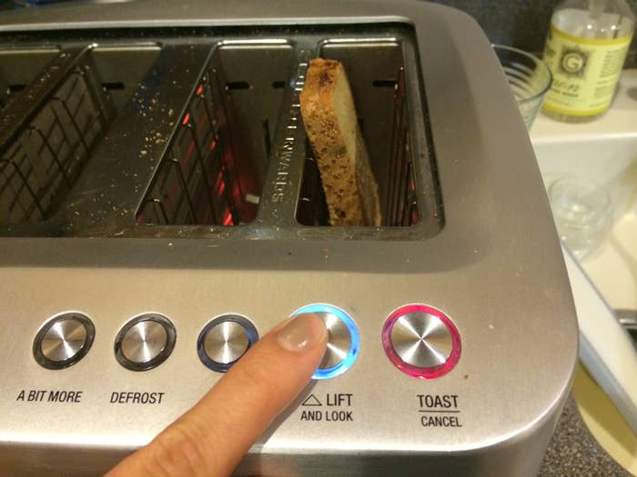 烤面包机升力和按钮