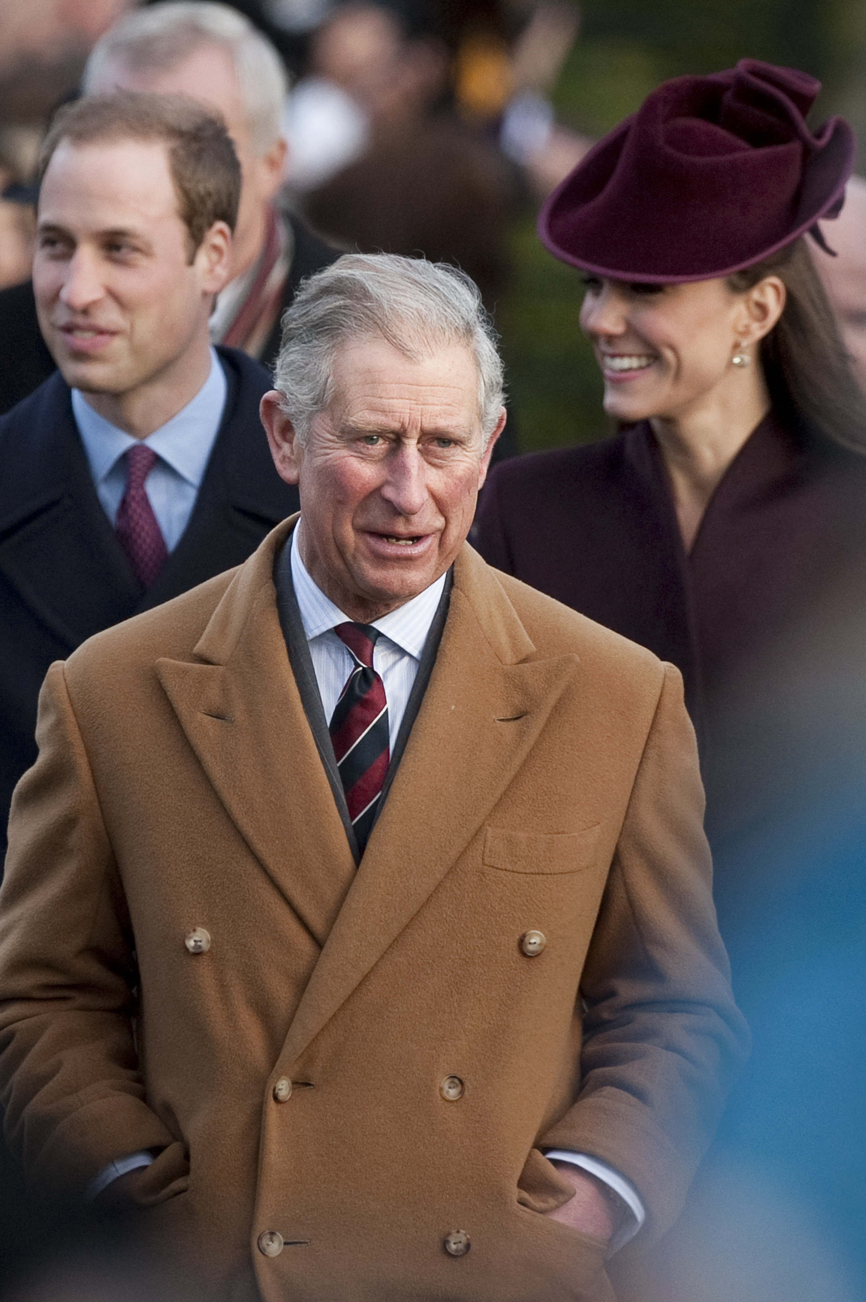 查尔斯王子和威廉王子和凯特·米德尔顿公爵在他身后