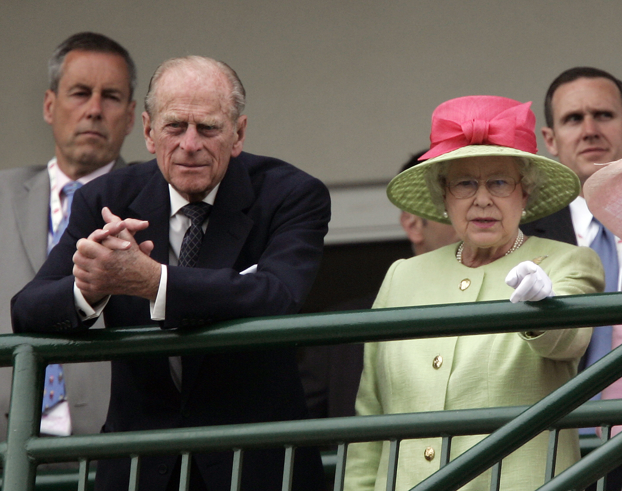 菲利普亲王站在伊丽莎白女王
