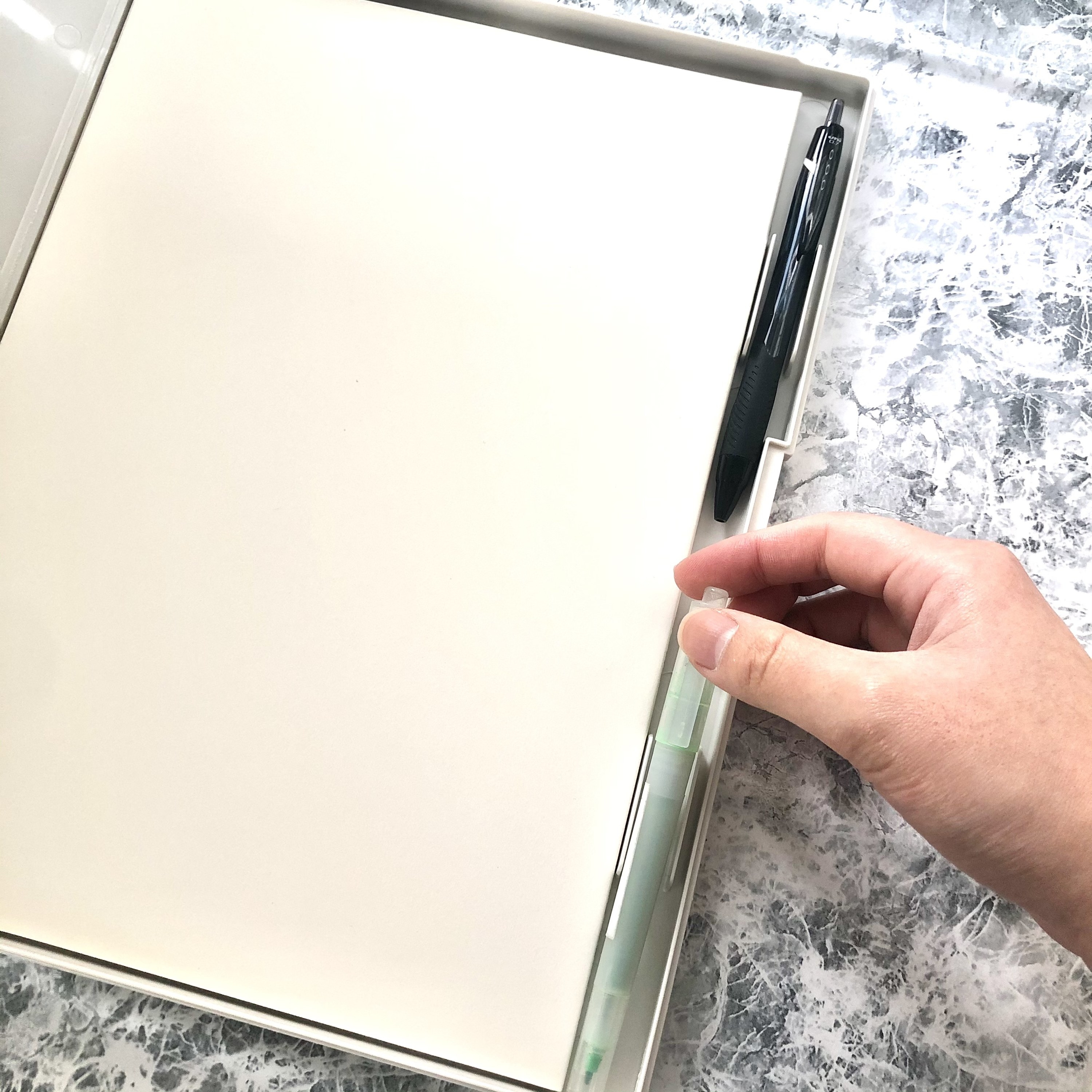 無印良品のおすすめの文房具「収納付きクリップボード」