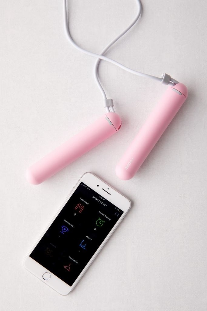 粉色的七巧板工厂智能跳绳和iphone显示应用程序