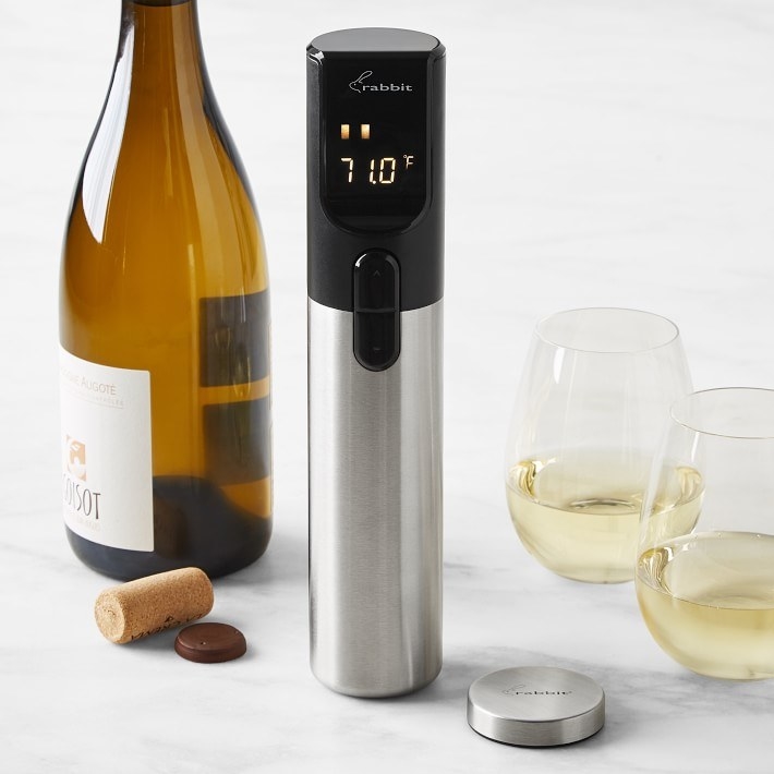 Electric corkscrew with temperature displayed on the screen