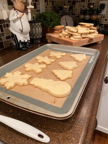 A reviewer's photo of sugar cookies on the baking mat