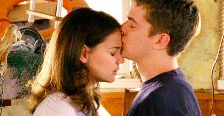 Pacey kisses Joey on the forehead in Dawson&#x27;s Creek
