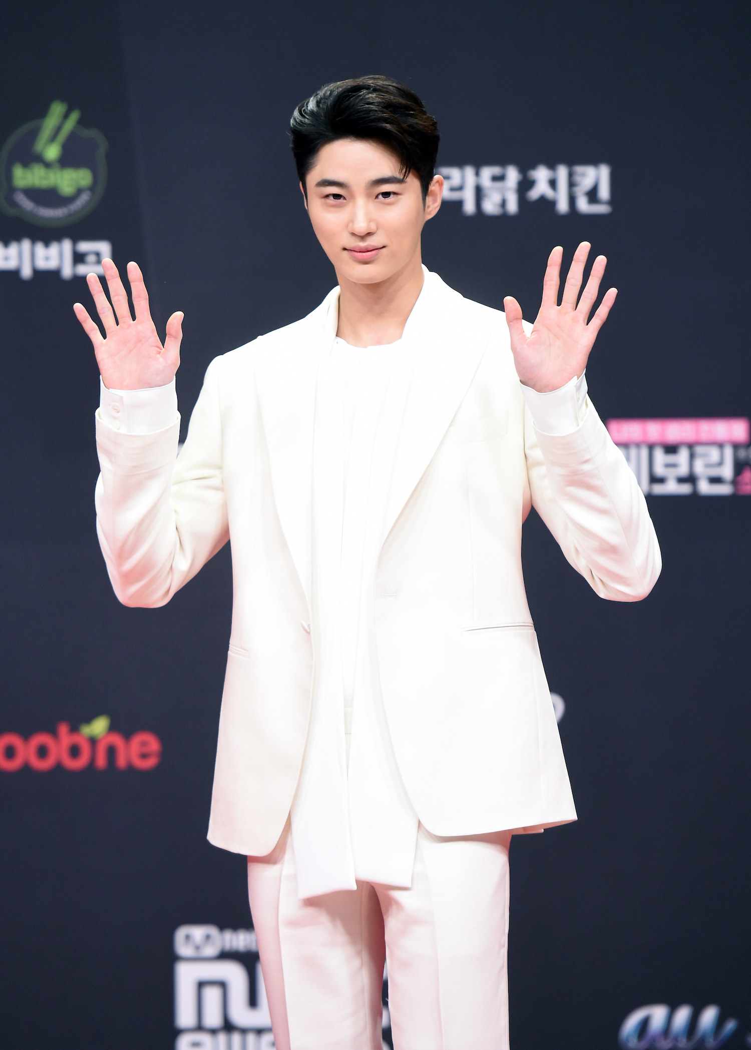 Byeon Woo Seok wears a suit  at the 2020 Mnet Asian Music Awards