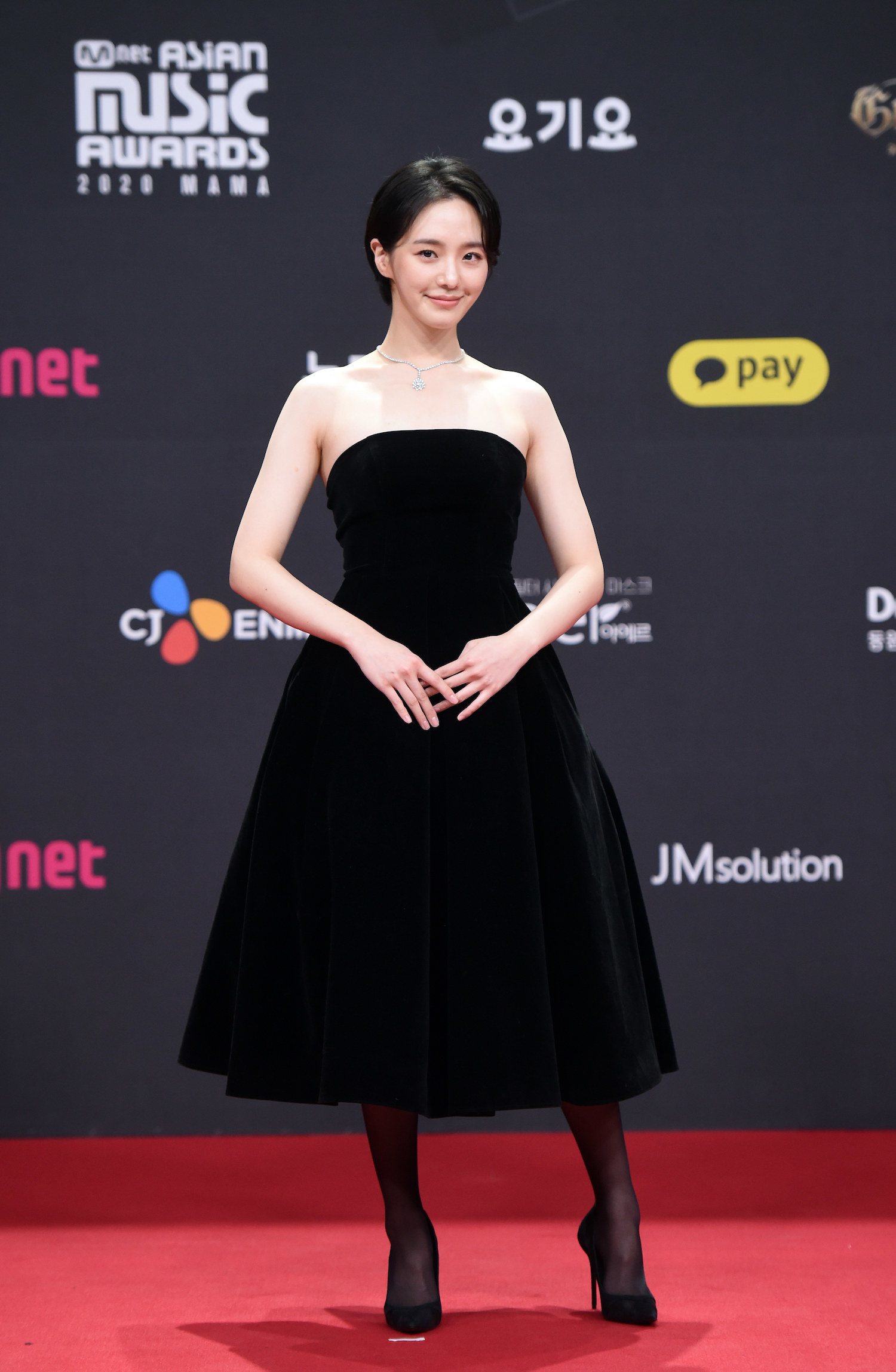 Park Kyu Young wears a knee-length strapless dress at the 2020 Mnet Asian Music Awards