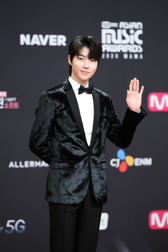  Hwang In Yeop wears a silk suit jacket and bowtie at the 2020 Mnet Asian Music Awards